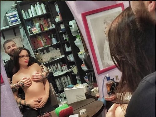 Il parrucchiere diventa set hot, protagonista Naike Rivelli nuda