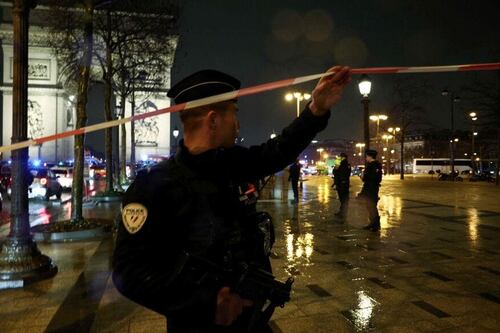 Parigi, estremista islamico aggredisce i poliziotti sotto l'Arco di Trionfo: ucciso