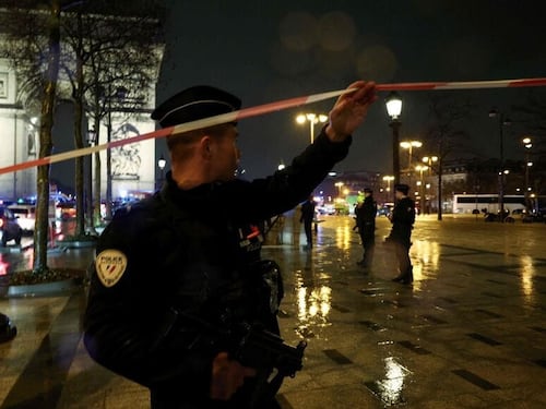Parigi, estremista islamico aggredisce i poliziotti sotto l'Arco di Trionfo: ucciso