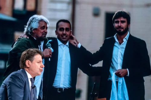 Giuseppe Conte paga i post sul blog di Beppe Grillo. E il MoVimento insorge