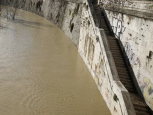 Giallo a Ponte Sisto, giovane trovato morto nel Tevere