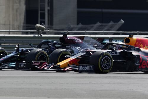 Scontro Verstappen-Hamilton, violento impatto e bandiera rossa