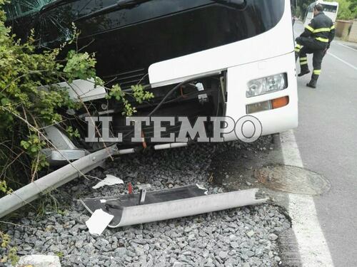 Paura a Bracciano: pullman pieno di bambini esce di strada