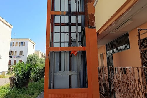 Ascensore bruciato due anni fa e mai ripartito: "Noi invalidi reclusi"