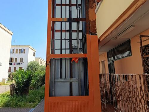 Ascensore bruciato due anni fa e mai ripartito: "Noi invalidi reclusi"