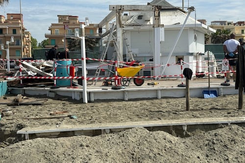 Via alla stagione di Ostia, ma aprono solo 30 lidi su 61. Ecco la mappa