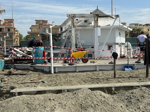 Via alla stagione di Ostia, ma aprono solo 30 lidi su 61. Ecco la mappa