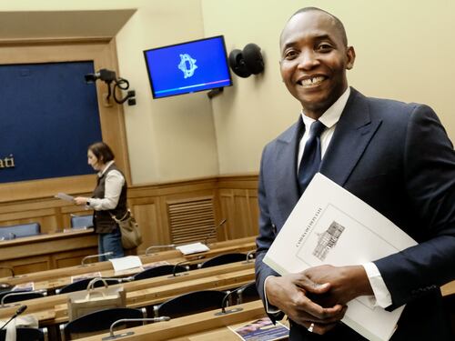 Migranti, Soumahoro regala cittadinanze: chi denuncia il caporalato avrà un permesso "premio"