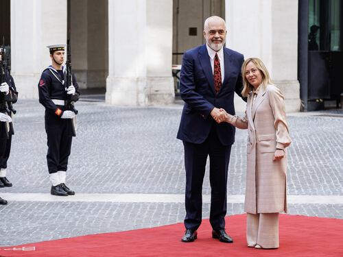 Migranti, l’Ue gela la sinistra: l’intesa Albania-Italia non viola il diritto