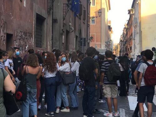 Assembramenti all'entrata di scuola. Alla faccia delle regole della Azzolina