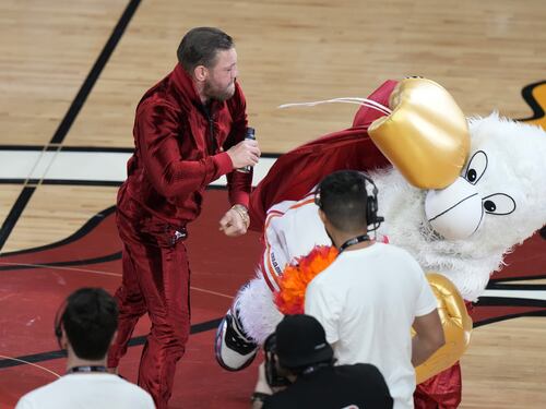 Nba, McGregor ci ricasca e manda ko la mascotte dei Miami Heat
