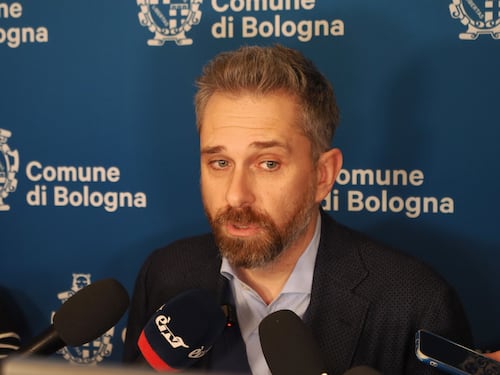 Bologna, Lepore espone la bandiera della Palestina in Comune. “Alimenta il conflitto”