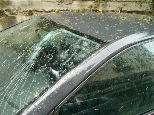 Da Ostiense e Pisana a via Cassia. Sui parabrezza piovono gli alberi
