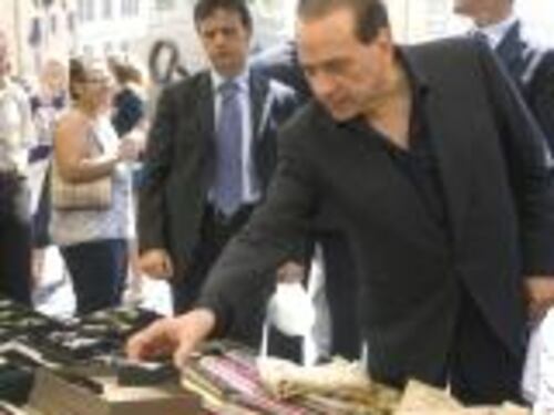 Berlusconi torna in piazza tra comizi e passeggiate