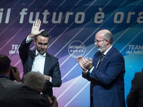 I 5stelle brindano: "Bye bye Benetton". Ma i militanti li asfaltano: un'altra promessa non mantenuta