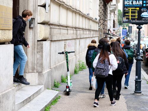 Lockdown totale, zona rossa automatica e scuole chiuse: il Cts pressa il governo