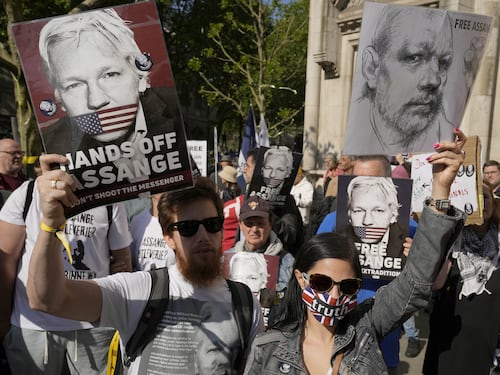 Assange, l’Alta Corte di Londra gli dà ragione: cosa cambia sull’appello contro l’estradizione