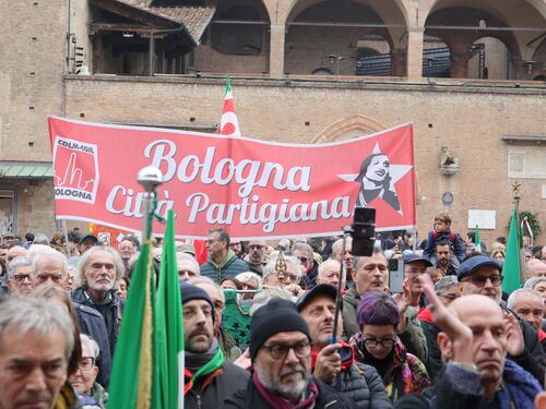 Bologna, agenti feriti per l'aggressione di anarchici e antagonisti. E la sinistra tace