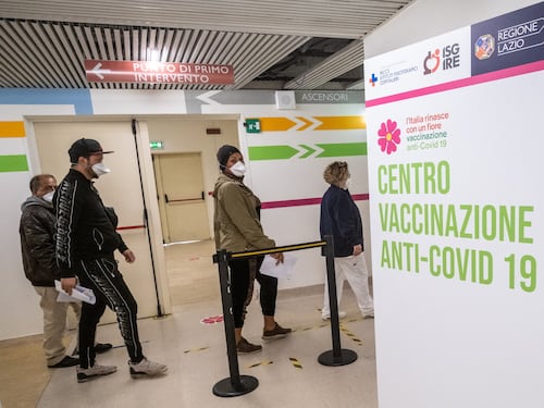 Covid, l'Italia ha pagato 10 milioni per il vaccino che non è stato ancora autorizzato