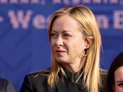 Meloni alza la voce e difende la manovra: “Nessuna retromarcia su pos e contante”