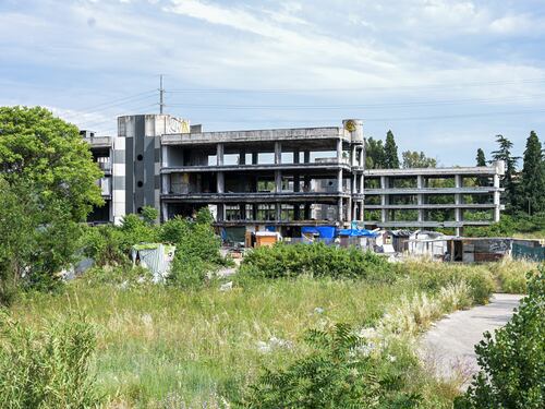 Roma, belve a Tor Cervara: violentata per giorni in un palazzo occupato da un branco di stranieri
