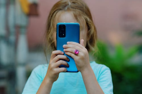 Social vietati prima dei 13 anni e mini-account fino a 15, cosa prevede il Kids Act dell'Ue