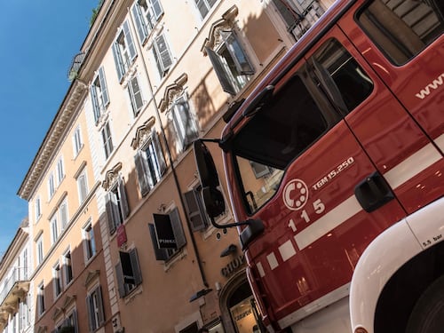 Via Frattina, palazzo evacuato per rischio di crollo