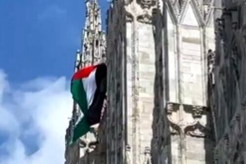 Milano, bandiera della Palestina srotolata sul Duomo di Milano