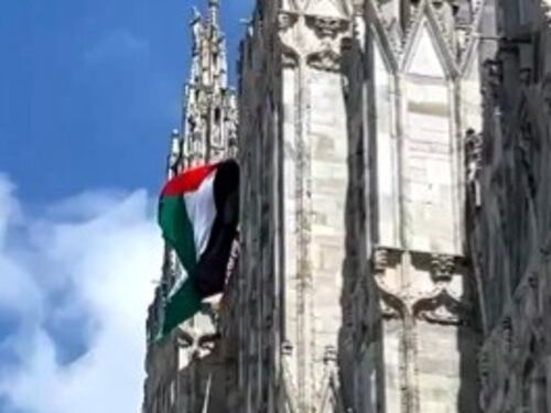 Milano, bandiera della Palestina srotolata sul Duomo di Milano