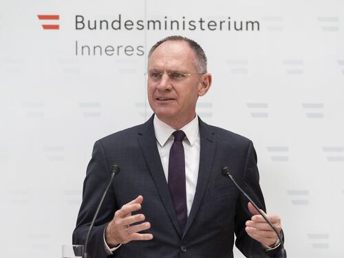 Migranti, l’Austria vuole seguire il modello inglese e deportare i clandestini