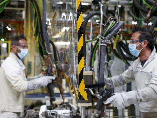 Pensioni, altro che quota 100. Al lavoro fino a 74 anni