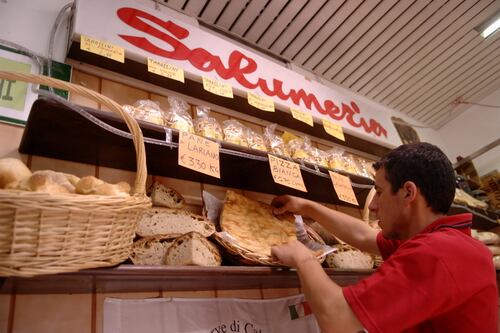 Rincari, il governo corre ai ripari. Stop all'Iva su pane e pasta