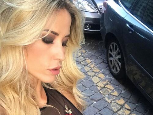 "Mio figlio è malato", il post pubblicato da Elena Santarelli fa il giro del web. E lei s'infuria