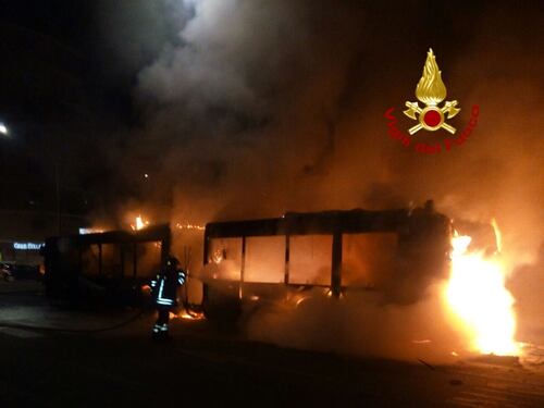 A Roma va a fuoco un altro autobus. Rogo all'alba in via di Portonaccio
