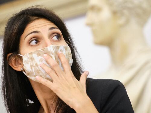 Infornata di nomine per gli amici grillini. Ecco i regali di Natale della Raggi