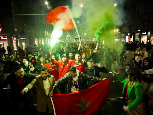 Milano invasa da cinquemila marocchini in festa, un accoltellato alla gola in pericolo di vita