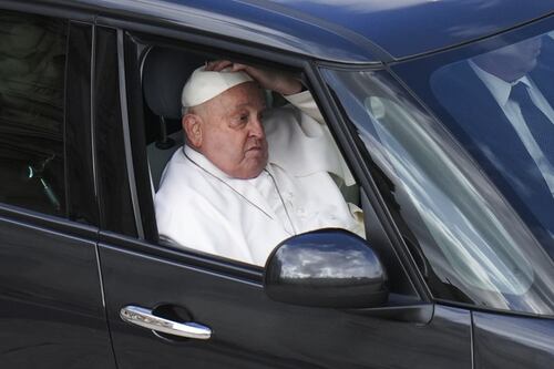 Papa Francesco, le condizioni sono ancora critiche. Sottoposto a tac per controllare la polmonite