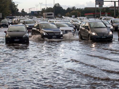 Bomba d'acqua su Roma. E la Capitale va in tilt