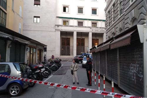 Agenti uccisi, il killer non risponde al pm. I poliziotti colpiti due e tre volte