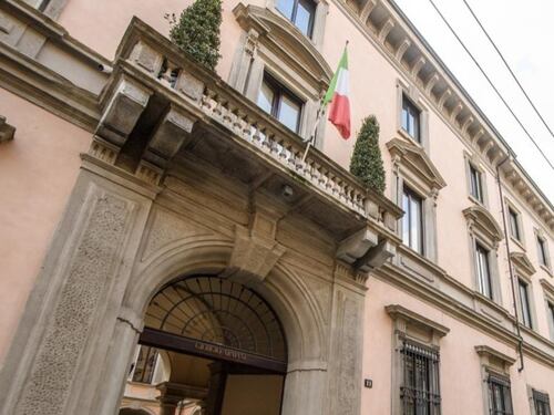 Giorgio Armani, dietro il lusso: cosa dicono le carte del Tribunale di Milano