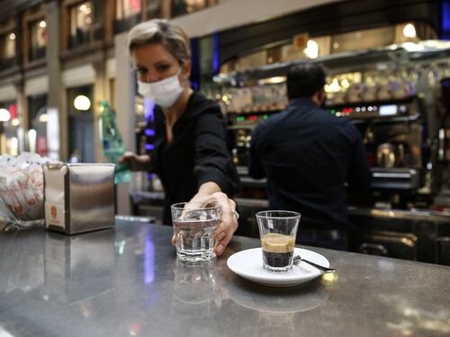 Riaperture, l'ultima beffa per i bar: al bancone non si consuma