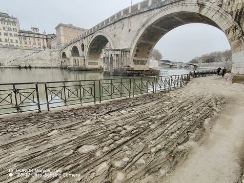 Tevere, scontro di competenze sulla pulizia. Ecco il risultato tra fango e immondizia