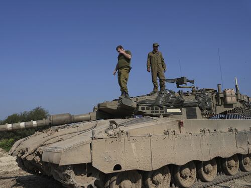 Gaza, assalto agli aiuti umanitari e rissa: Israele spara sulla folla, oltre 70 morti