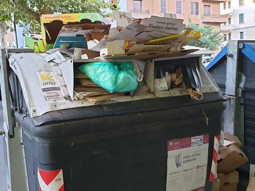 Cassonetti pieni all'inverosimile. L'emergenza non si ferma