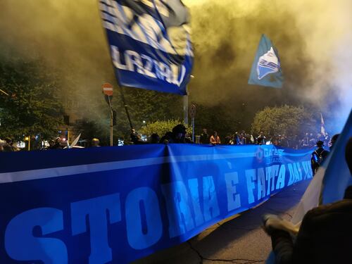 Inno, coriandoli e fuochi d'artificio. I tifosi della Lazio invadono Roma