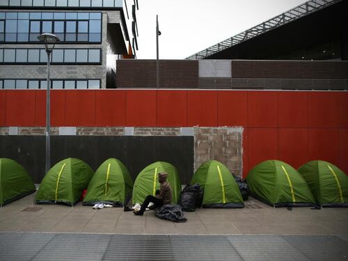 I migranti del centro Baobab si accampano alla stazione Tiburtina