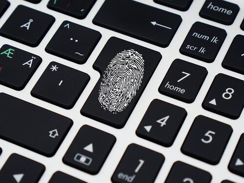 Dati personali e web: ecco come difendere la privacy su Facebook, Google e Microsoft