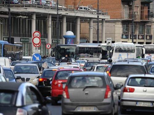Napoli, derubavano gli automobilisti nel traffico: arrestati i fidanzati-rapinatori