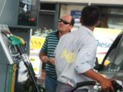Benzina, ancora aumenti