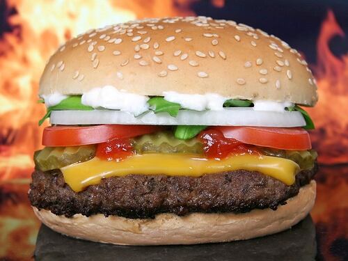 Cassino, mangia hamburger al fast food e finisce in ospedale: cosa c'era nel panino